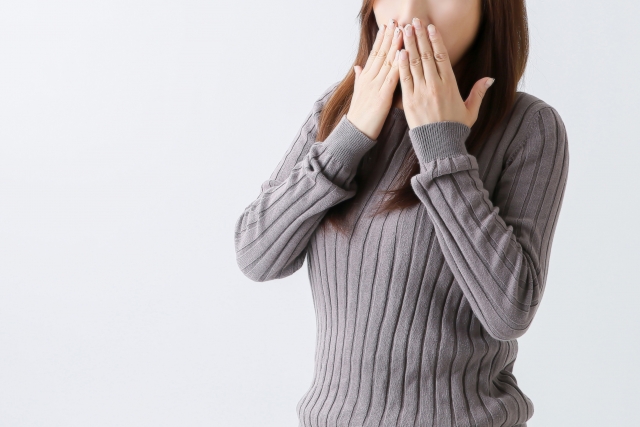 女性ならではの口臭が発生するタイミングと原因について
