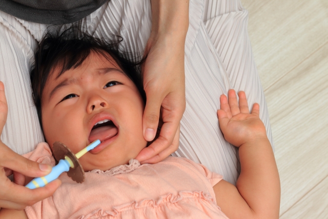 幼い子どもが歯磨きを嫌がる場合の対処法について