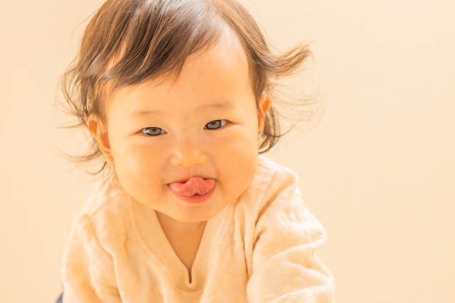 赤ちゃんが頻繁に舌を出す理由や対処法について解説します