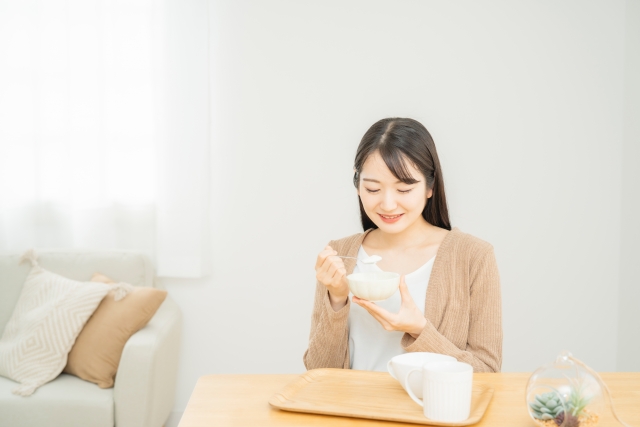 食事中の姿勢が悪いと虫歯や歯周病につながるって本当?