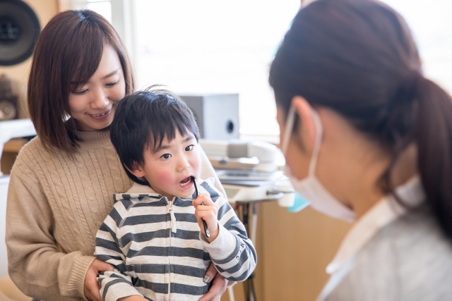 子どもの虫歯治療中、親御さんも診察室に入るという選択肢