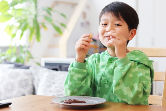 子どもにおけるお菓子の食べすぎを防ぐ方法について