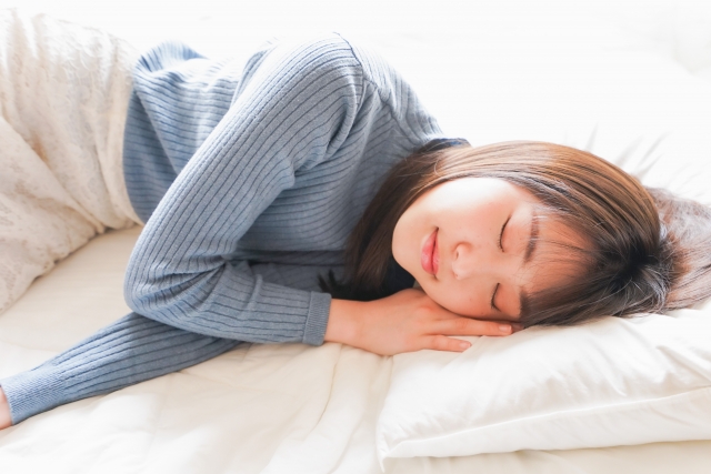 【新潟の歯医者】入れ歯を装着したまま寝ることのデメリットについて